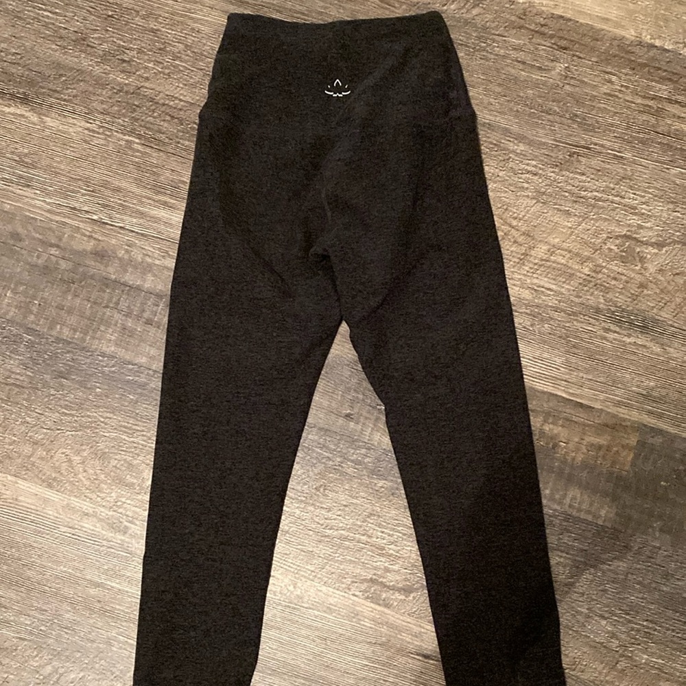 Beyond Yoga crop leggings 20” size XS gray